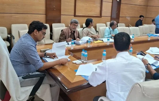 स्वास्थ्य विभाग के एसीएस ने विभाग की समीक्षा बैठक ली।