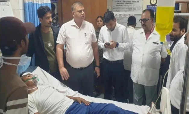 छात्र राहुल की तबीयत बिगड़ने के बाद रांची सदर अस्पताल में इलाज