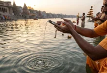 पितृ पक्ष 2026 और सर्वपितृ अमावस्या पर श्राद्ध और तर्पण करते श्रद्धालु