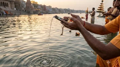 पितृ पक्ष 2026 और सर्वपितृ अमावस्या पर श्राद्ध और तर्पण करते श्रद्धालु