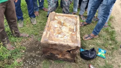 शिवालय के पास खुदाई में मिली पुरानी लोहे की तिजोरी