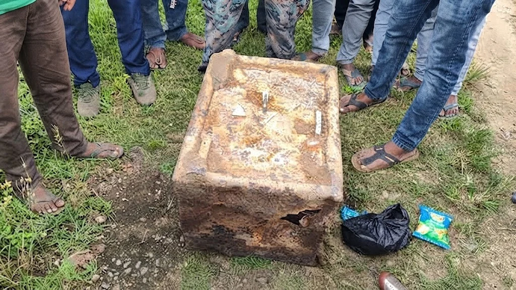 शिवालय के पास खुदाई में मिली पुरानी लोहे की तिजोरी