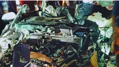केरल-तमिलनाडु हाईवे पर भीषण सड़क हादसे में क्षतिग्रस्त कार और दुर्घटनास्थल की फोटो