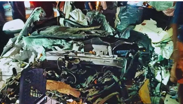 केरल-तमिलनाडु हाईवे पर भीषण सड़क हादसे में क्षतिग्रस्त कार और दुर्घटनास्थल की फोटो