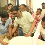 रूला देगी ये 10 तस्वीरें: मुख्यमंत्री एंबुलेंस से मां को लेकर निकले आखिरी सफर पर, कभी लिपटकर रोते, कभी खुद को संभालते, मां के शव के सामने बेसुध हुए हेमंत सोरेन