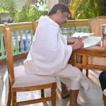 CM हेमंत सोरेन की ये तस्वीरें राजधर्म और मातृधर्म की अनूठी मिसाल: माता रूपी सोरेन के निधन के बाद भी फाइलों को निपटाते दिखे सीएम हेमंत सोरेन