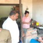VIDEO-…जब CM हेमंत सोरेन अचानक पहुंच गये चाय-पकौड़ी की दुकान पर, पत्नी कल्पना संग लिया स्वाद; लोगों के बीच दिखा देसी अंदाज
