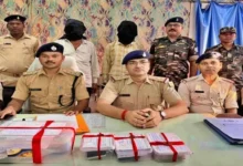चांडिल ज्वेलर्स डकैती मामले में गिरफ्तार कूरियर डिलीवरी कर्मी और पुलिस की बरामदगी
