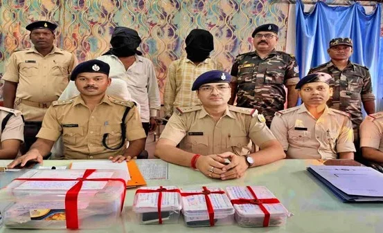 चांडिल ज्वेलर्स डकैती मामले में गिरफ्तार कूरियर डिलीवरी कर्मी और पुलिस की बरामदगी