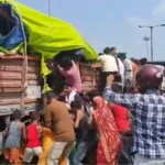 अररिया में शराब लदा ट्रक दुर्घटनाग्रस्त, ग्रामीणों में बोतलें लूटने की मची होड़; वीडियो वायरल