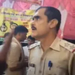Begusarai दारोगा की दबंगई! मंच पर महिला डांसर को मारा थप्पड़, विरोध करने पर भीड़ की ओर पिस्टल तानने का आरोप; SP ने दिए जांच के आदेश