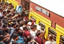 ट्रेनों में दिख रही है जबरदस्त भीड़। फाइल फोटो