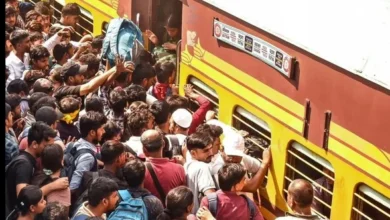 ट्रेनों में दिख रही है जबरदस्त भीड़। फाइल फोटो