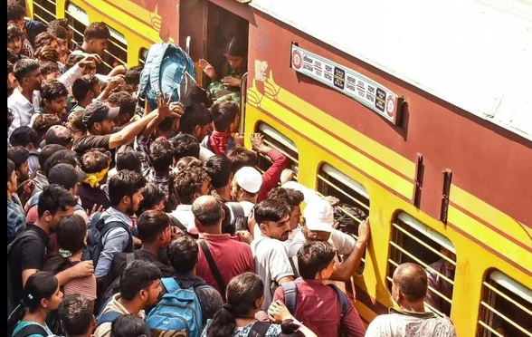 ट्रेनों में दिख रही है जबरदस्त भीड़। फाइल फोटो