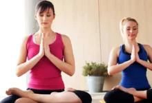 सुबह ध्यान लगाकर ॐ का जाप करते व्यक्ति की तस्वीर