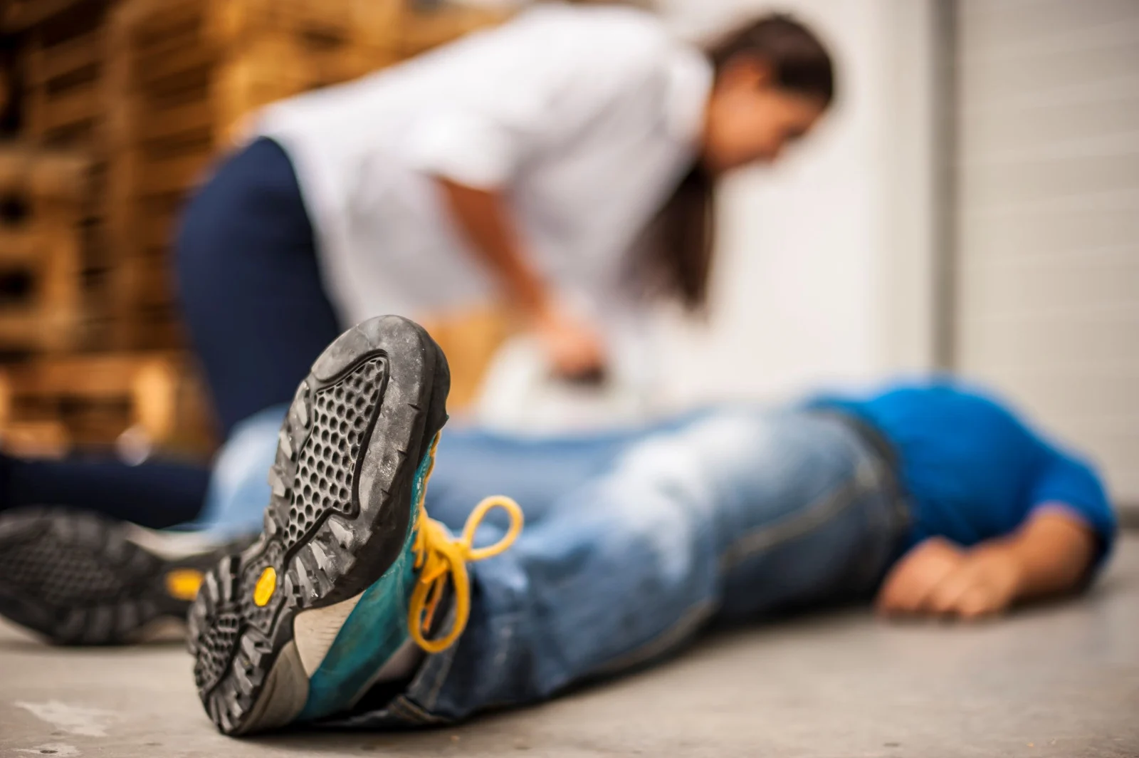 अचानक कोई बेहोश हो जाए तो क्या करें? पानी न पिलाएं, जानें सही First Aid तरीका