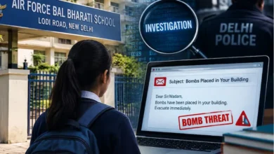 दिल्ली के एयर फोर्स बाल भारती स्कूल को बम की धमकी वाले ईमेल के मामले की जांच करती पुलिस